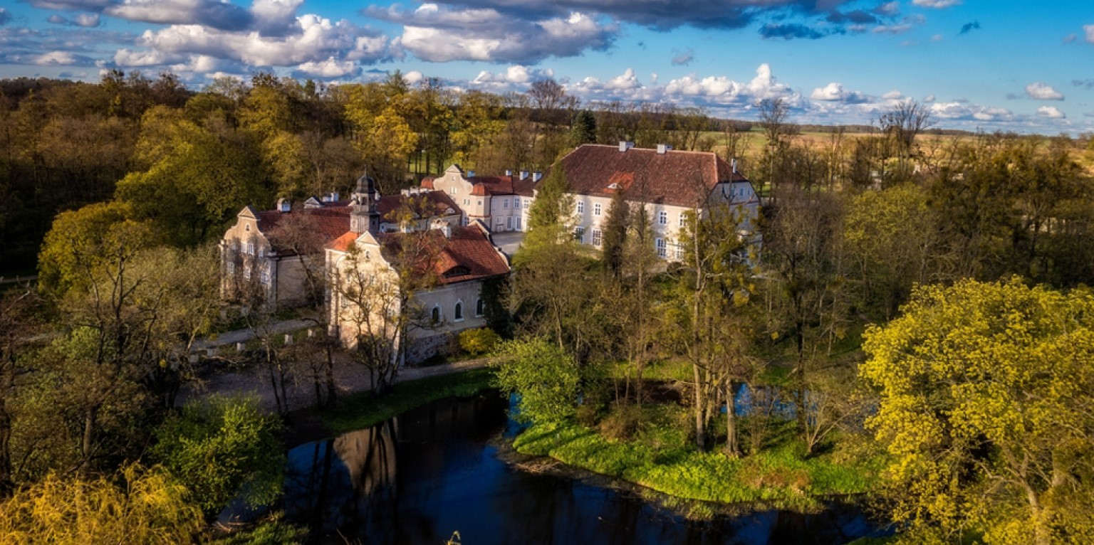 palazzo maniero hotel ristorante alloggi appartamenti camere in Polonia Masuria